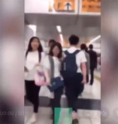 来自中国台湾的小女孩在日本旅游时被日本大妈狠狠撞倒