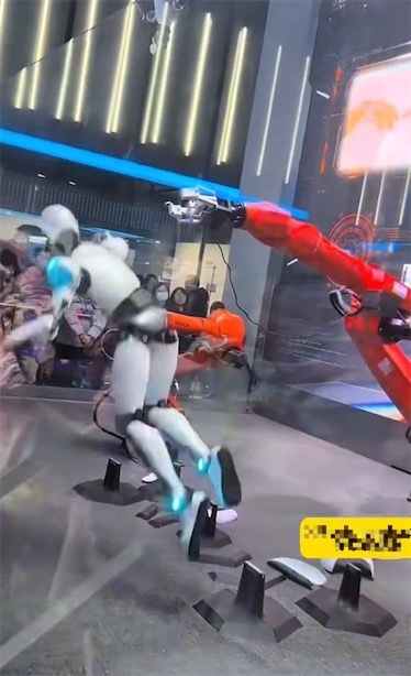 2ch：上海科技馆和商场的机器人摔倒了，日本网民兴奋了