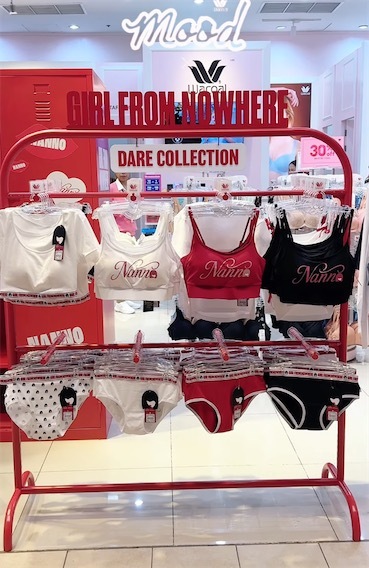 女生穿制服在教室展示内衣 日本内衣品牌在泰国的广告引发巨大争议