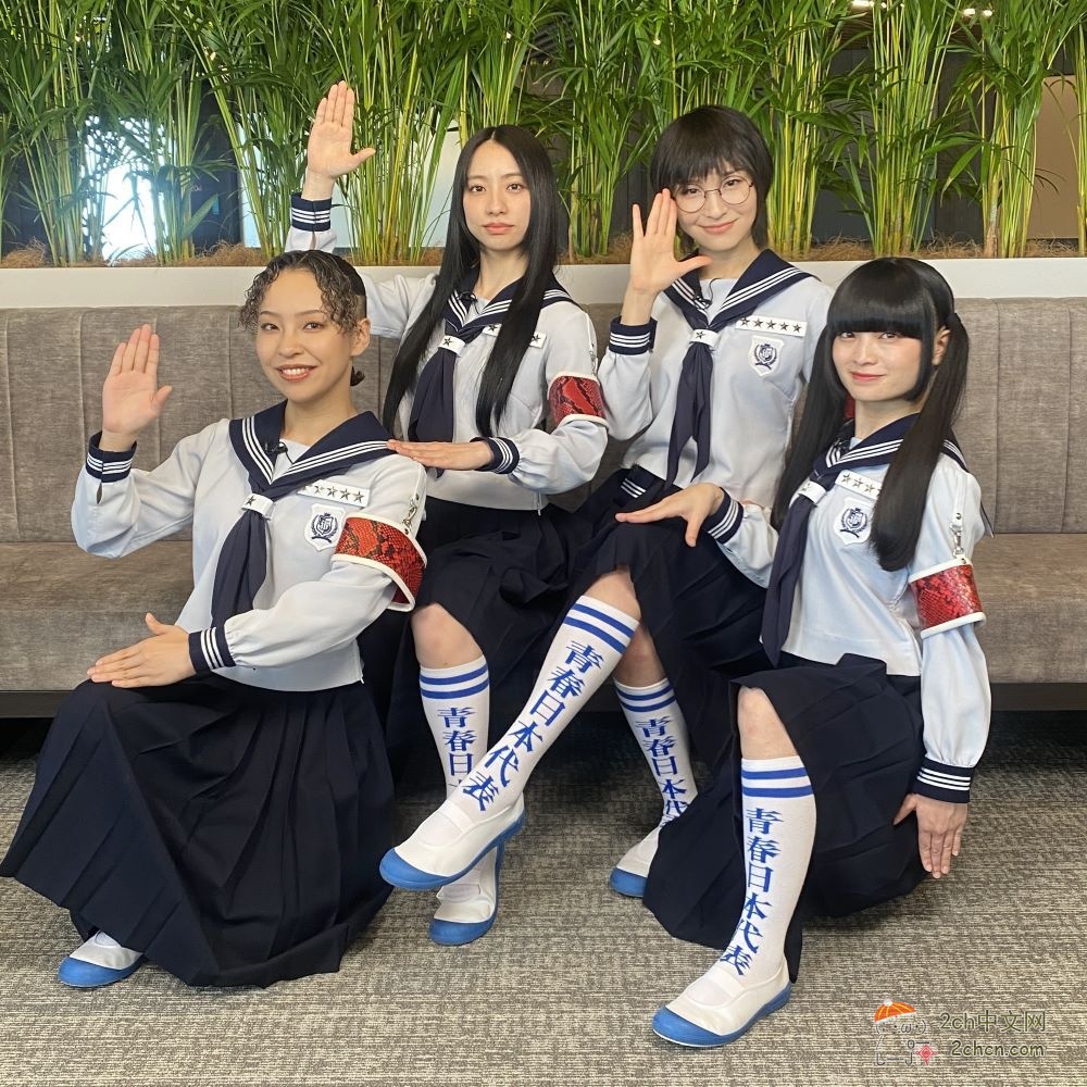 2ch：“新学校领袖”的主唱摘下眼镜和制服后，竟然是个真正的美女