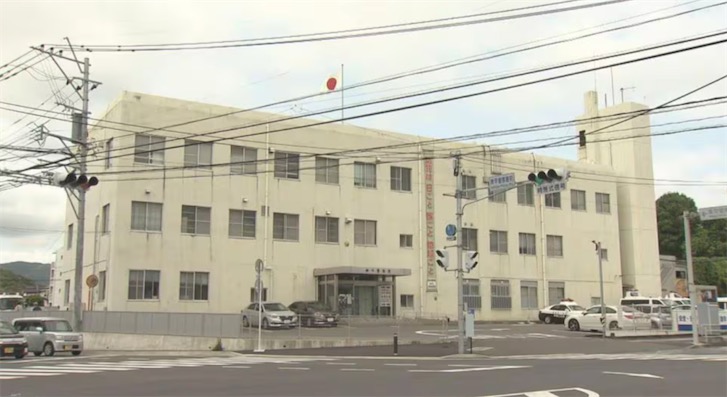 日本50多岁男子爱偷女学生的室内鞋，偷完还摆放新的鞋子