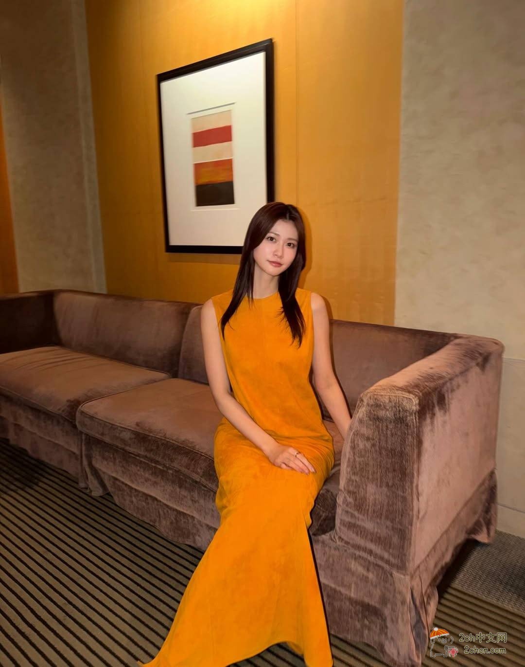 2ch：日本女演员生见爱瑠身着亮橙色高开衩连衣裙亮相