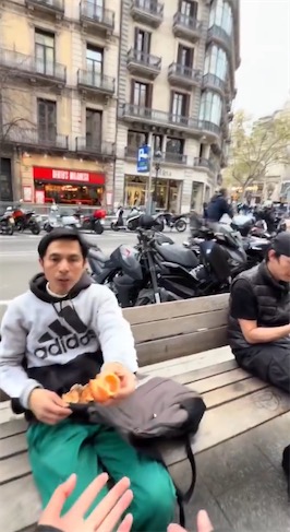 中国女子在外国装日本人向他人索要食物，几乎没有被拒绝过 日本网民：气得浑身发抖