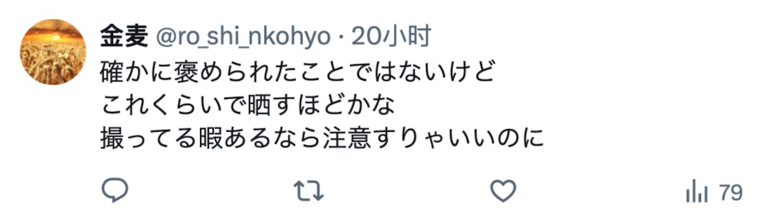 外国小孩在日本车站里挥舞雨伞玩，没有一个人出来指责