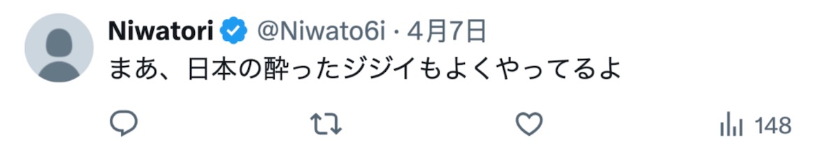 外国小孩在日本车站里挥舞雨伞玩，没有一个人出来指责