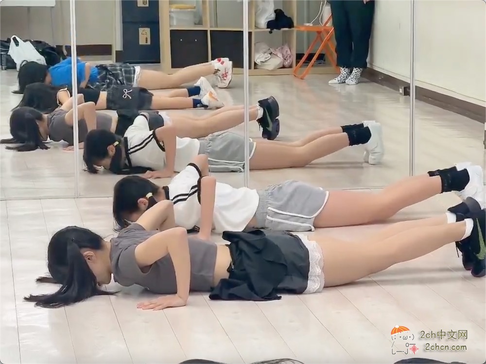 日本偶像组合成员忘记带演出服，全体成员被处罚