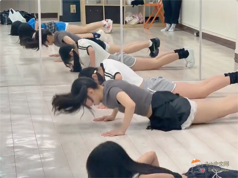 日本偶像组合成员忘记带演出服，全体成员被处罚