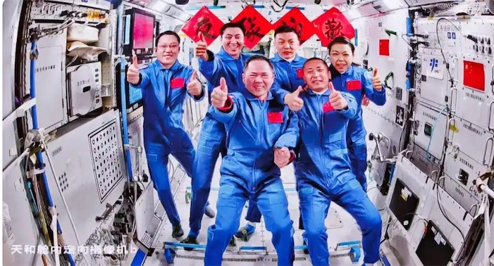 2ch：“神舟23号”发射成功，首次搭乘来自香港的航天员