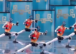 2ch：【悲报】中国小孩围观AI机器人表演，被机器人踢到肚子……