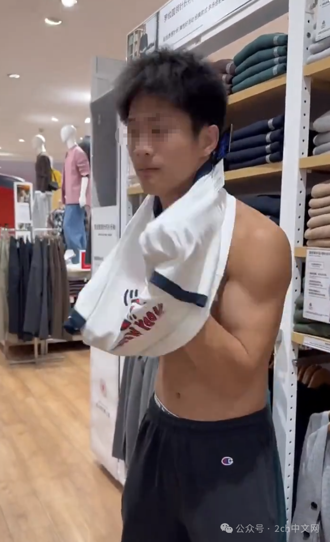中国男生在国内服装店里试穿了一件衣服,惨遭日本网民挂在网上
