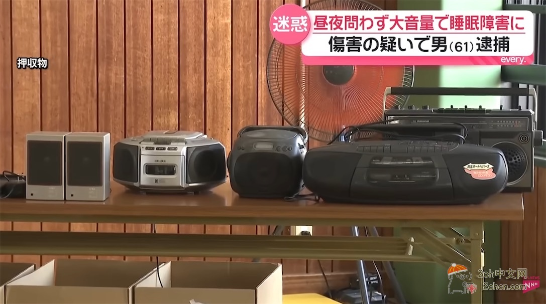 2ch:【悲报】日本大叔制造9年噪音,导致多名邻居得抑郁症,家里缴获47把吉他、13台功放