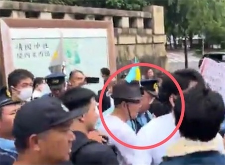 2ch：【悲报】反华亲日的中国反贼去靖国神社举牌，被看不懂中文的日本爱国者暴揍了