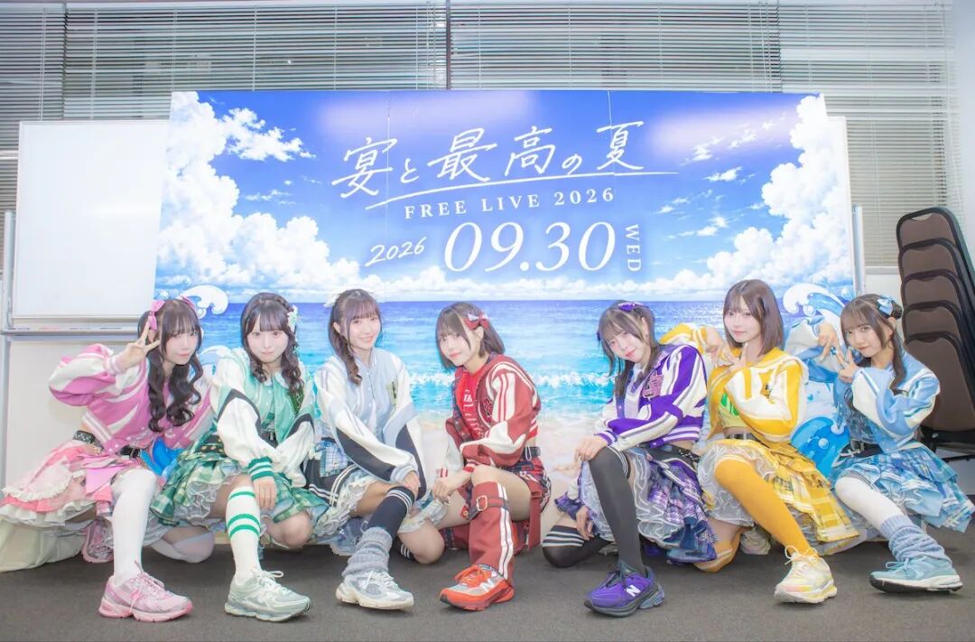 日本女偶像表演时摔跤一屁股坐地上，一下子火了