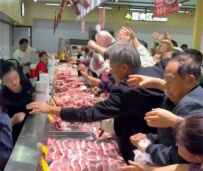 2ch：中国老头老太在超市抢猪肉，日本网民一边嘲笑一边反思